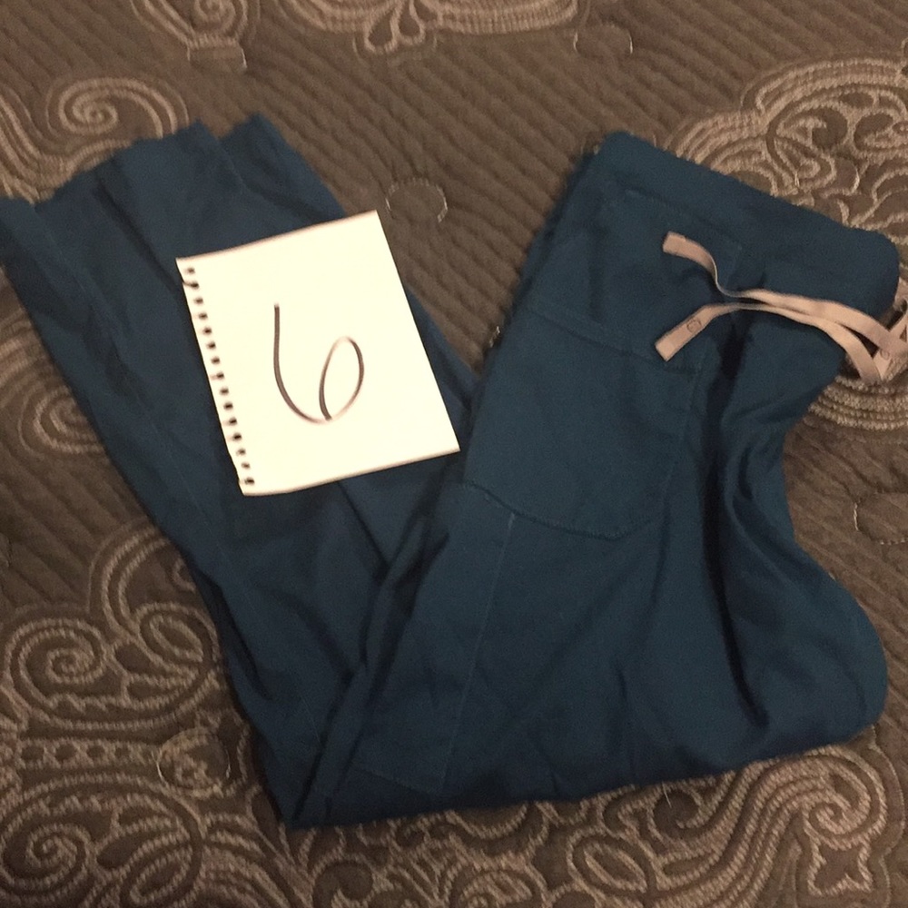 Scrub set